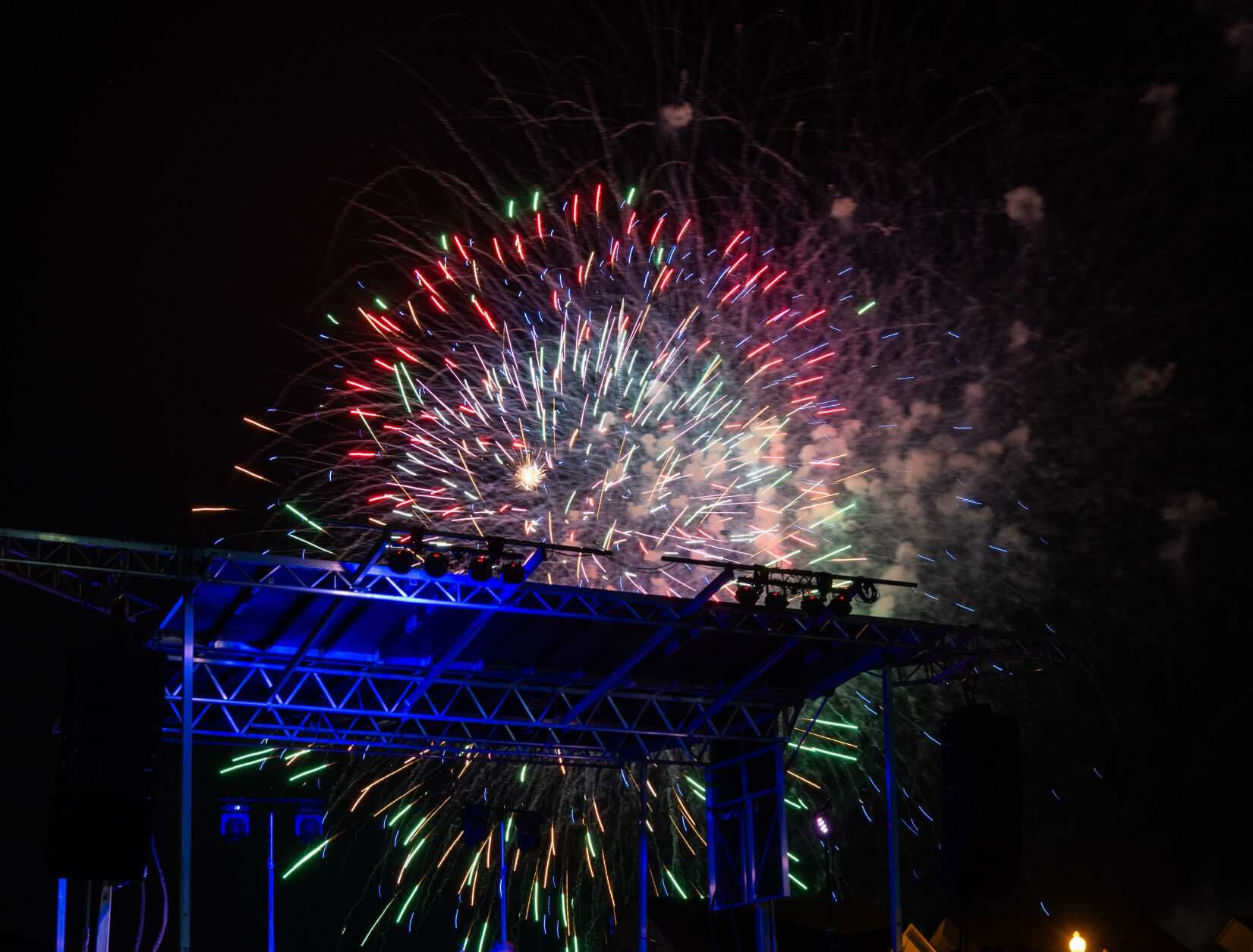 BR.redwhiteandboom.adv_9069 MJ.JPG